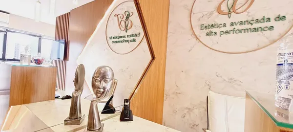 Recepção elegante da clínica EJ Estética no Cabral Curitiba - ambiente sofisticado para tratamentos de botox e gerenciamento do envelhecimento