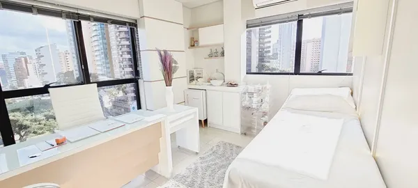 Sala de procedimentos Dra. Jociene Andrade com vista panorâmica, especialmente projetada para conforto durante tratamentos estéticos