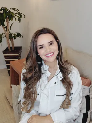 Dra. Jociene Andrade, farmacêutica esteta e futura médica, especialista em botox, preenchimento facial e gerenciamento do envelhecimento em Curitiba Cabral com mais de 20 anos de experiência em estética avançada